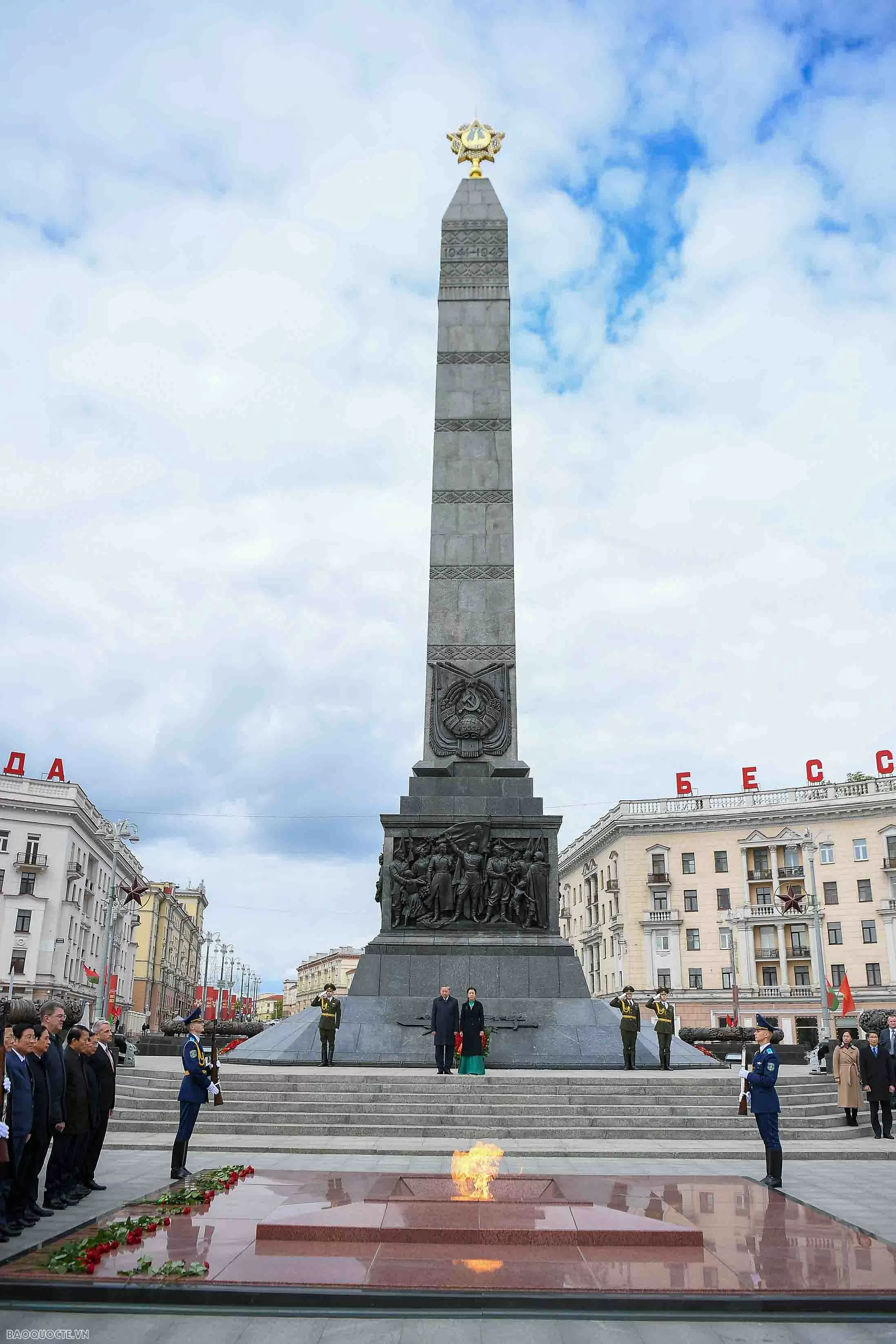 Tổng Bí thư Tô Lâm và Phu nhân viếng Tượng đài chiến thắng tại Belarus Tổng Bí thư và Phu nhân viếng đài Chiến thắng ở Belarus