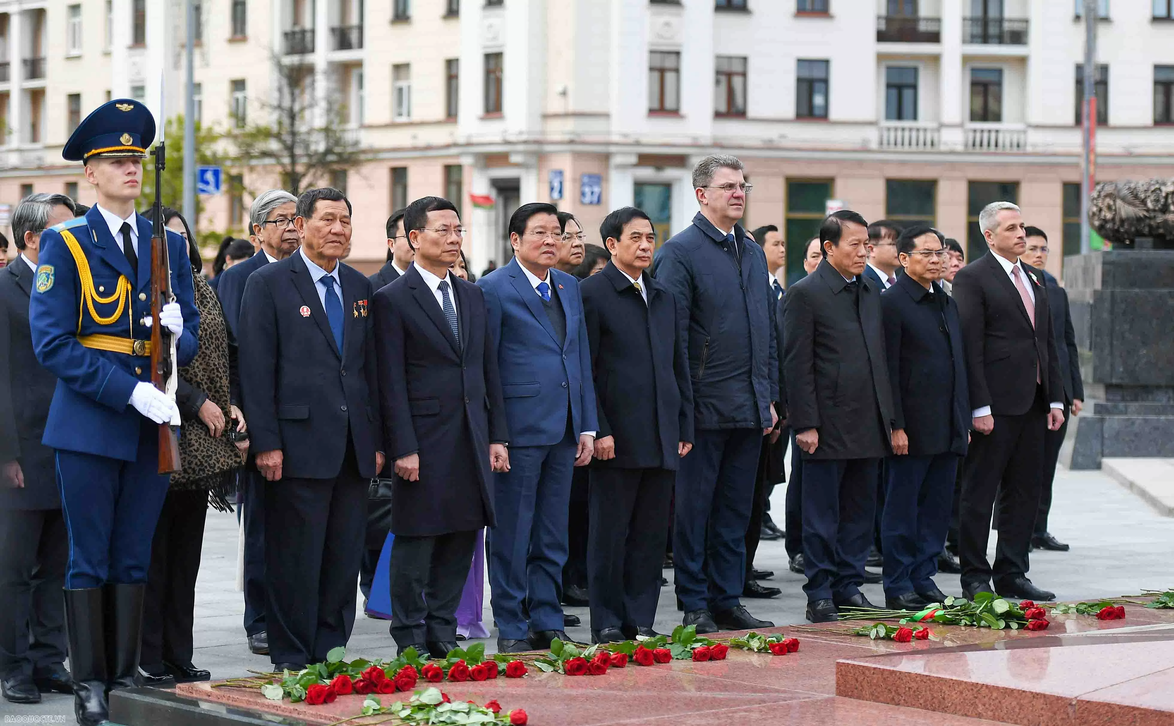 Tổng Bí thư Tô Lâm và Phu nhân viếng Tượng đài chiến thắng tại Belarus Tổng Bí thư và Phu nhân viếng đài Chiến thắng ở Belarus