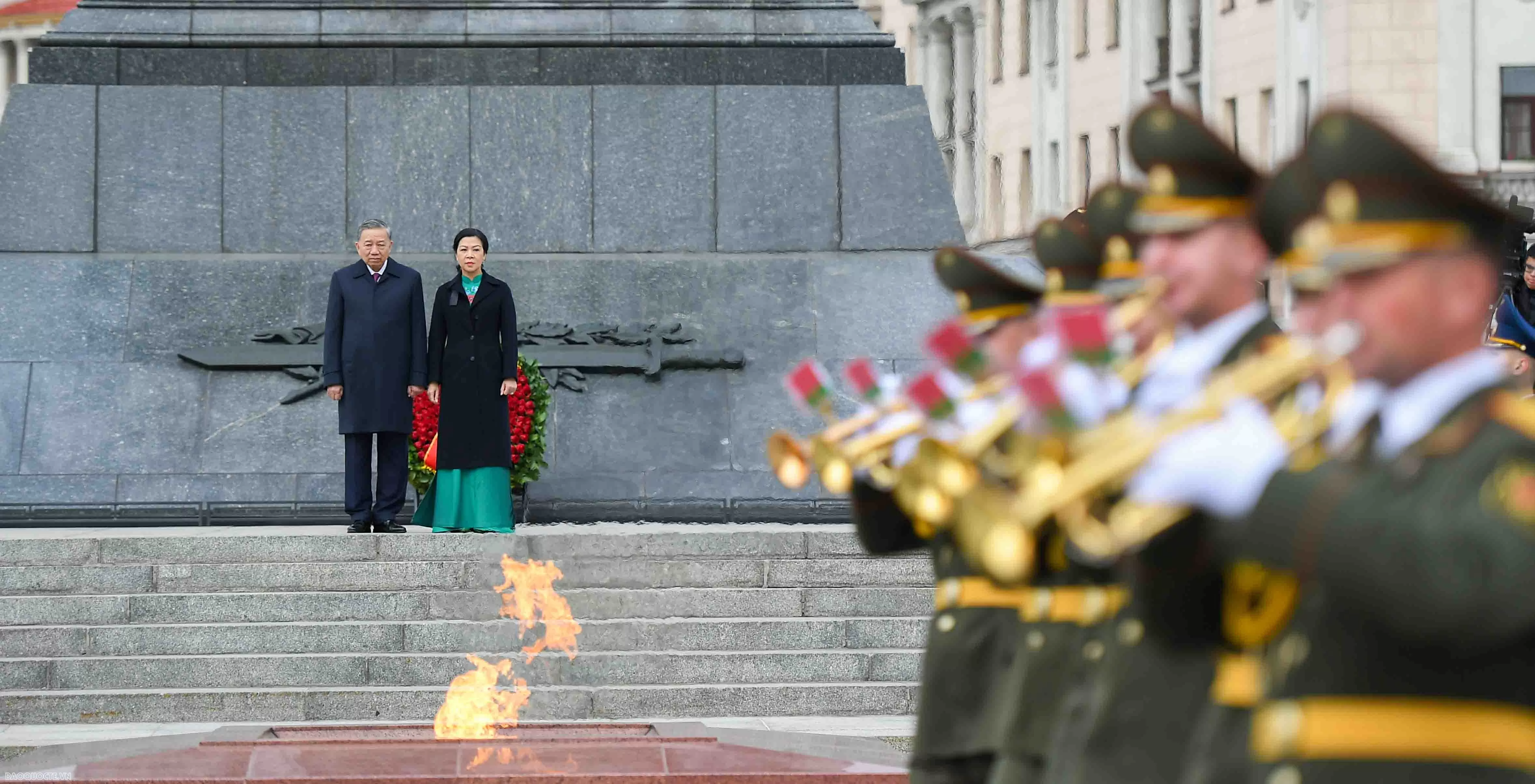 Tổng Bí thư Tô Lâm và Phu nhân viếng Tượng đài chiến thắng tại Belarus Tổng Bí thư và Phu nhân viếng đài Chiến thắng ở Belarus