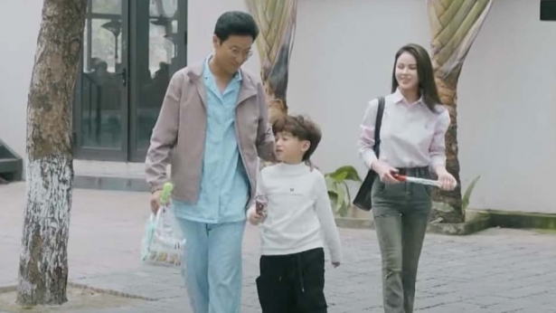 Cha tôi, người ở lại tập 37: ông Chính sững sờ khi bắt gặp Tuệ Minh đi bên người yêu cũ