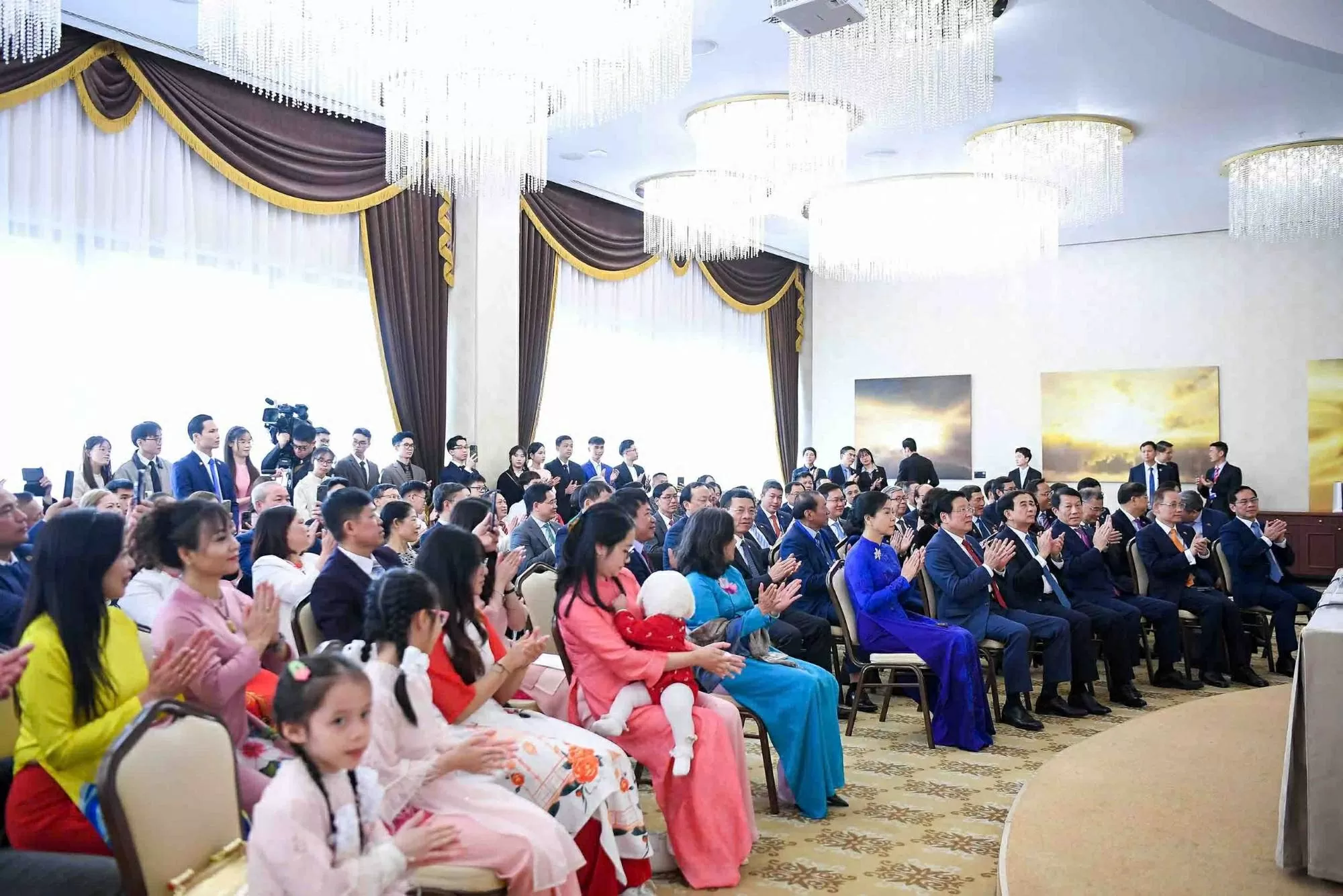 Tổng Bí thư Tô Lâm gặp gỡ cán bộ Đại sứ quán và đại diện cộng đồng người Việt Nam tại Belarus Tổng Bí thư Tô Lâm gặp gỡ cán bộ Đại sứ quán và đại diện cộng đồng người Việt Nam tại Belarus