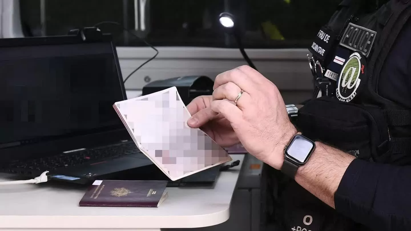 Căng thẳng chưa 'xuôi', Algeria tố Pháp dùng chiêu trò, tuyên bố trục xuất 2 nhân viên tình báo của Paris Căng thẳng chưa 'xuôi', Algeria tố Pháp dùng chiêu trò, tuyên bố trục xuất 2 nhân viên tình báo của Paris