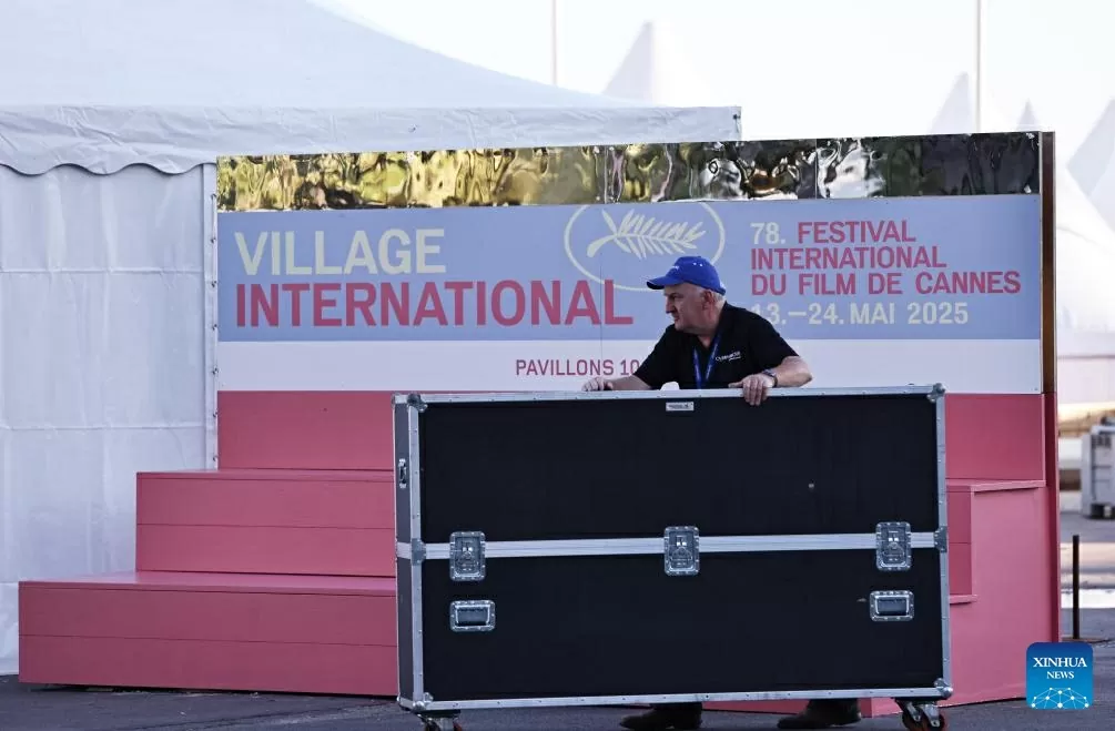 nhân viên chuẩn bị cho Liên hoan phim quốc tế Cannes nhân viên chuẩn bị cho Liên hoan phim quốc tế Cannes