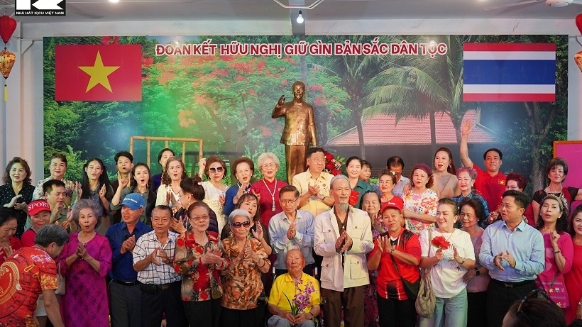 Xúc động chương trình nghệ thuật về Bác Hồ tại Lào và Thái Lan