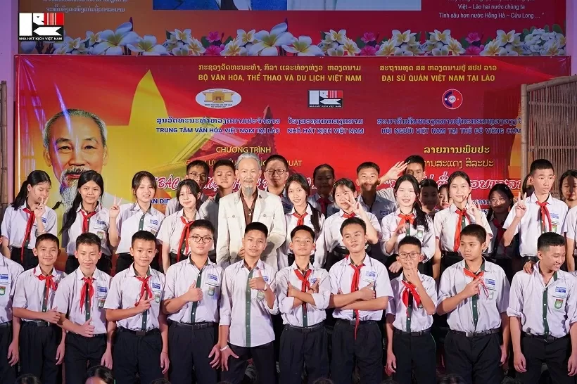 Xúc động chương trình nghệ thuật về Bác Hồ tại Lào và Thái Lan Xúc động chương trình nghệ thuật về Bác Hồ tại Lào và Thái Lan