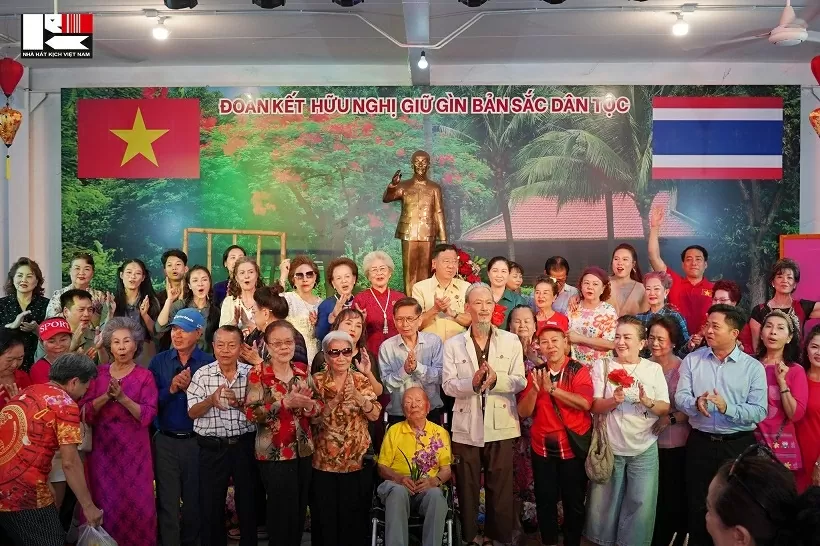 Xúc động chương trình nghệ thuật về Bác Hồ tại Lào và Thái Lan Xúc động chương trình nghệ thuật về Bác Hồ tại Lào và Thái Lan