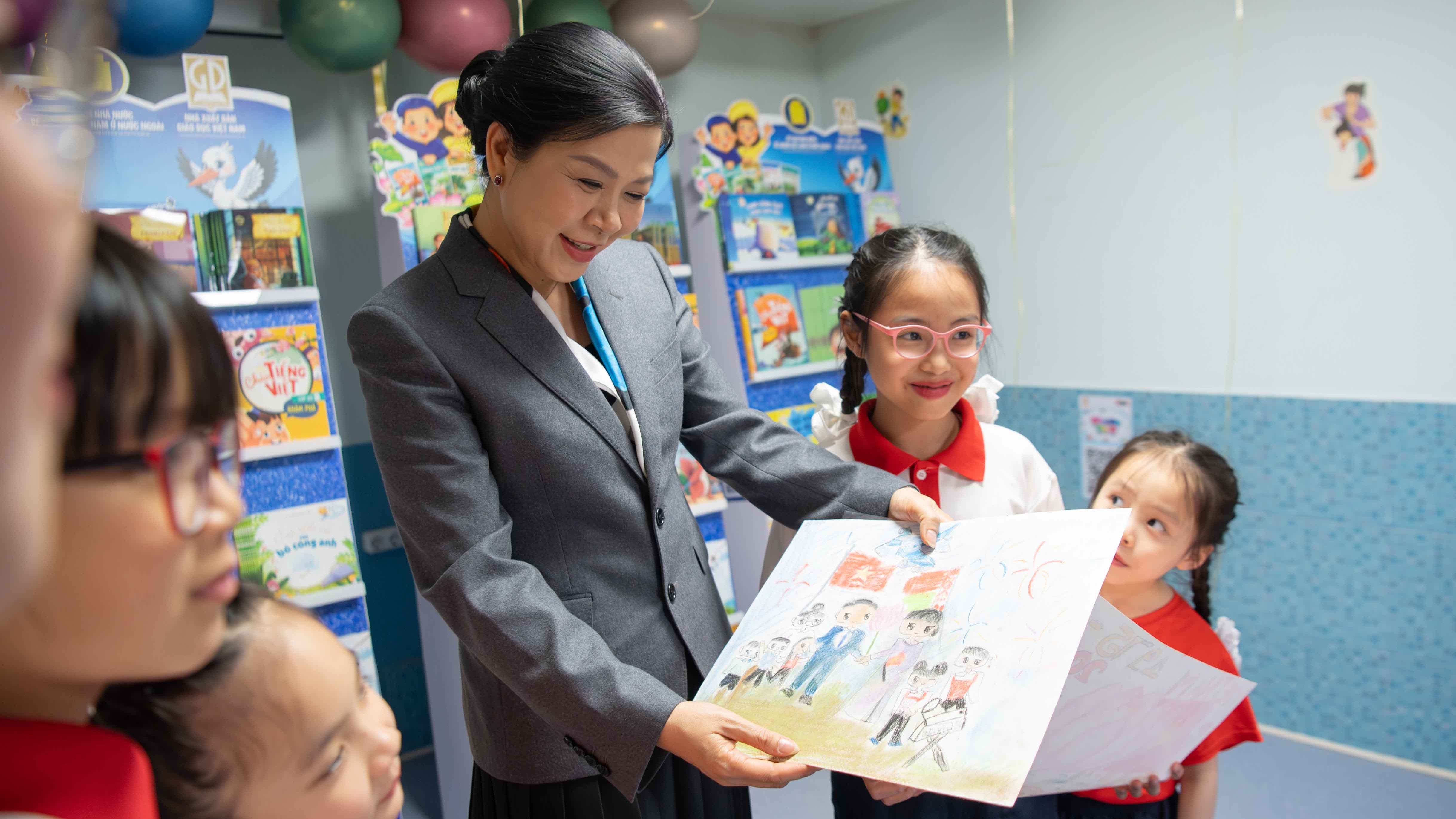 Bức tranh học sinh lớp tiếng Việt tại Belarus tặng Phu nhân Ngô Phương Ly