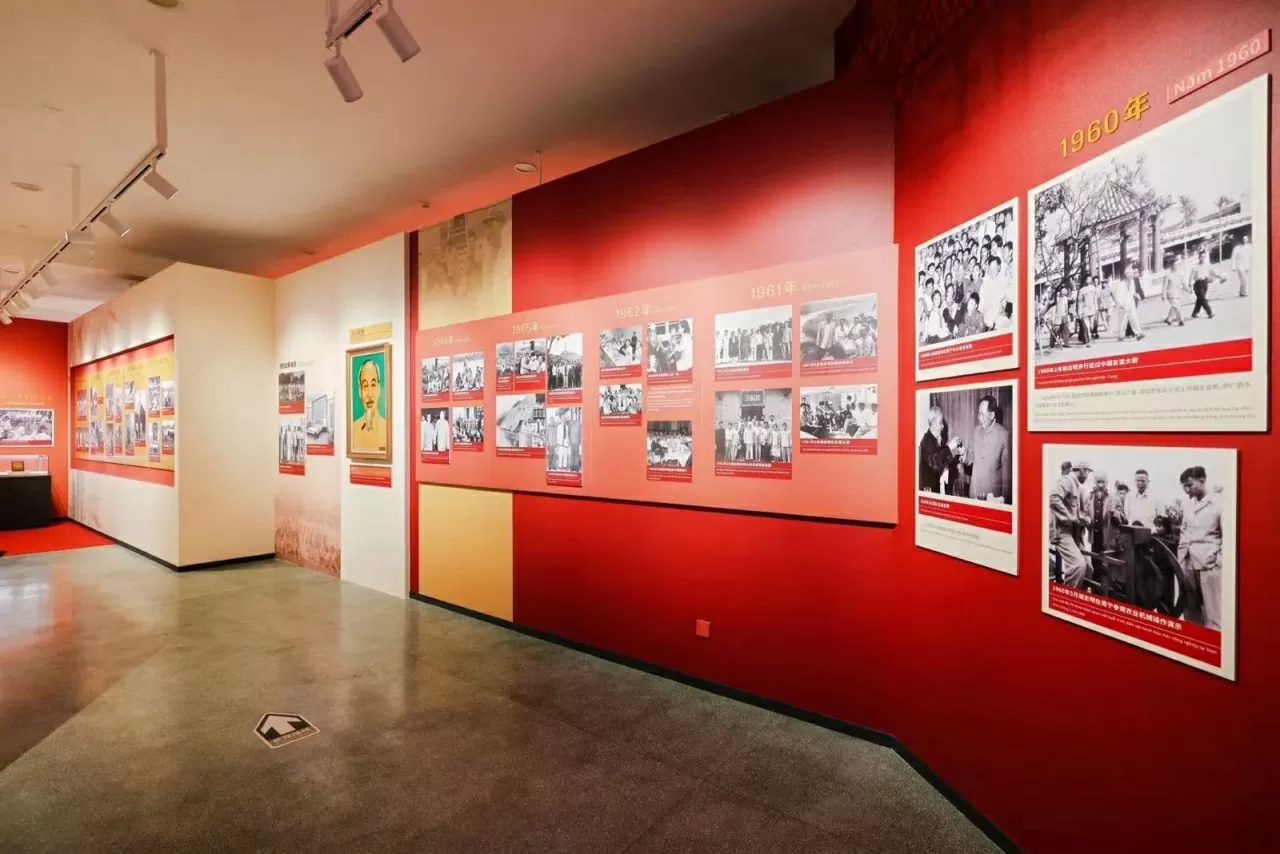 Triển lãm tái hiện những dấu chân cách mạng của Bác ở Quảng Đông, Quảng Tây, Vân Nam, Trùng Khánh, Hongkong và những dấu mốc trong quan hệ thân thiết, gắn bó giữa Bác Hồ với các vị lãnh tụ Cách mạng và nhân dân Trung Quốc. Triển lãm tái hiện những dấu chân cách mạng của Bác ở Quảng Đông, Quảng Tây, Vân Nam, Trùng Khánh, Hongkong và những dấu mốc trong quan hệ thân thiết, gắn bó giữa Bác Hồ với các vị lãnh tụ Cách mạng và nhân dân Trung Quốc.