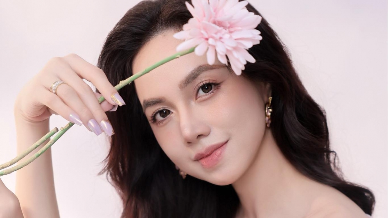 Sao Việt: Đinh Ngọc Diệp đẹp dịu dàng, người mẫu Anh Thư diện váy xẻ sâu