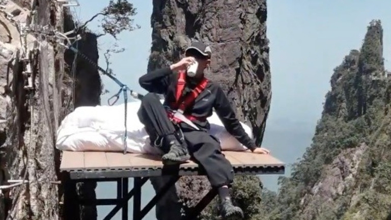 Trung Quốc: Trải nghiệm check in giường treo vách đá cách mặt đất 100 mét