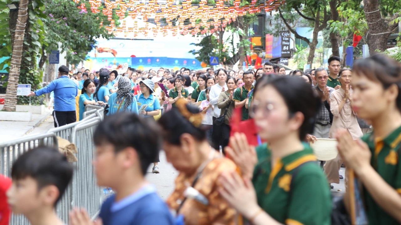 Dòng người trật tự xếp hàng thành kính chiêm bái xá lợi Đức Phật tại chùa Quán Sứ