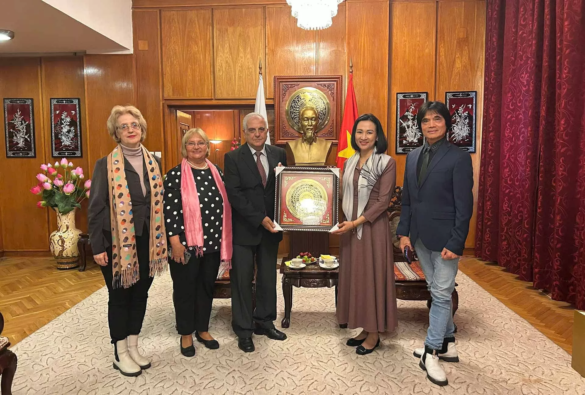 Đại sứ Nguyễn Thị Minh Nguyệt tiếp Ban chấp hành Hội người Việt tại Bulgaria, Hội hữu nghị Bulgaria-Việt Nam