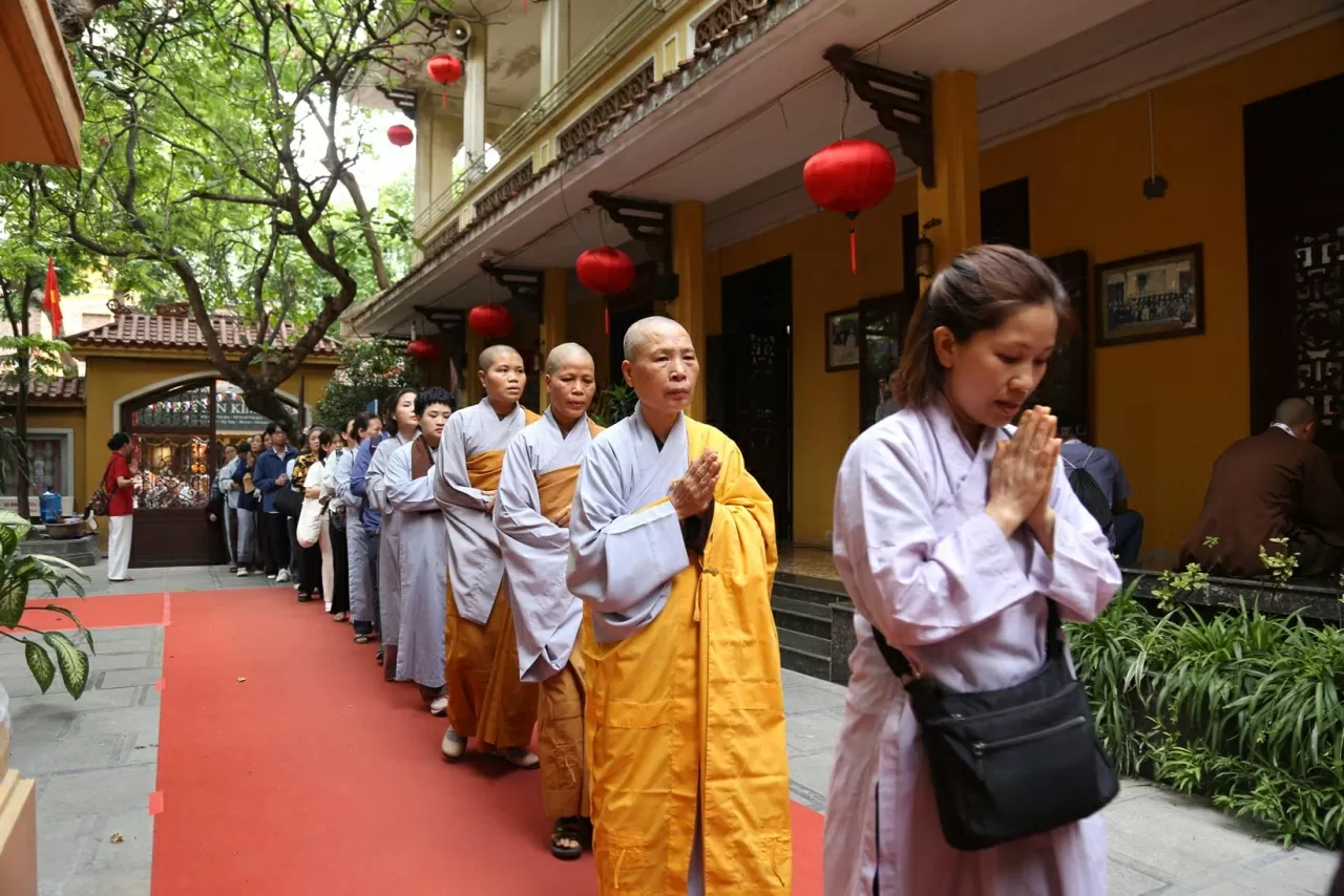 Đại lễ Vesak 2025 quy tụ rất nhiều Phật tử đến với chùa Quán Sứ. (Ảnh: Thành Long) Đại lễ Vesak 2025 quy tụ rất nhiều Phật tử đến với chùa Quán Sứ. (Ảnh: Thành Long)