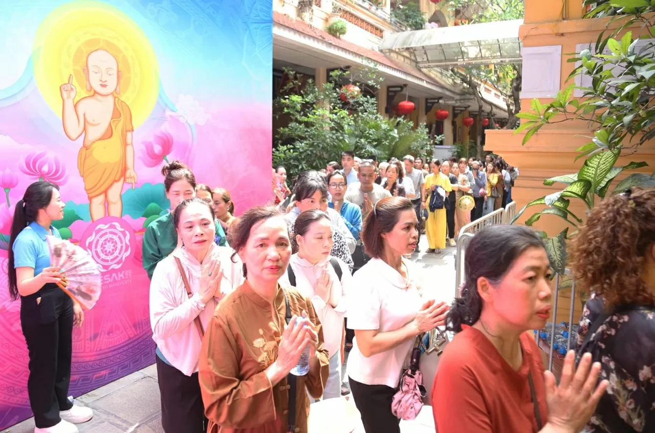 từ ngày 13 đến 16/5, chùa Quán Sứ còn là nơi tôn trí xá lợi Phật - một trong những bảo vật thiêng liêng bậc nhất của Phật giáo, được cung nghinh từ Ấn Độ. từ ngày 13 đến 16/5, chùa Quán Sứ còn là nơi tôn trí xá lợi Phật - một trong những bảo vật thiêng liêng bậc nhất của Phật giáo, được cung nghinh từ Ấn Độ.