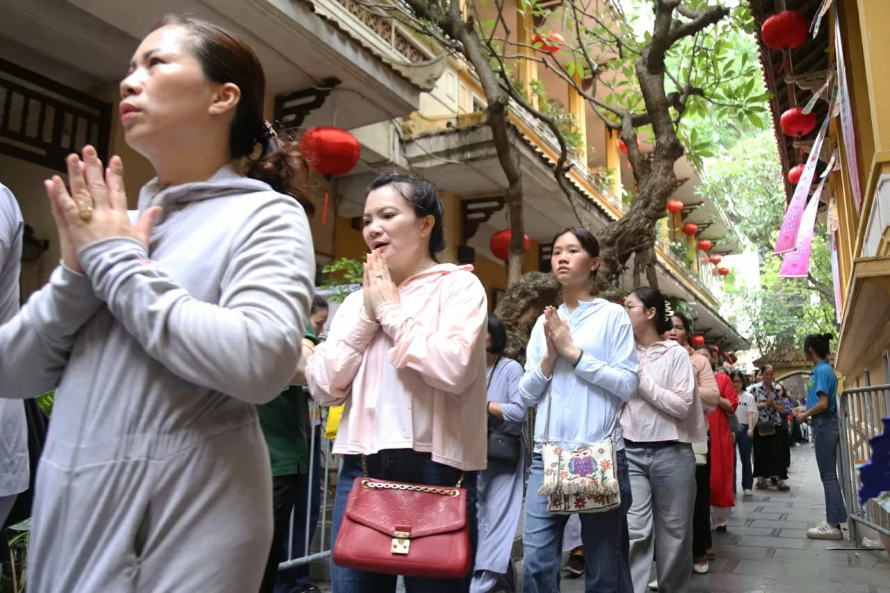 từ ngày 13 đến 16/5, chùa Quán Sứ còn là nơi tôn trí xá lợi Phật - một trong những bảo vật thiêng liêng bậc nhất của Phật giáo, được cung nghinh từ Ấn Độ. từ ngày 13 đến 16/5, chùa Quán Sứ còn là nơi tôn trí xá lợi Phật - một trong những bảo vật thiêng liêng bậc nhất của Phật giáo, được cung nghinh từ Ấn Độ.