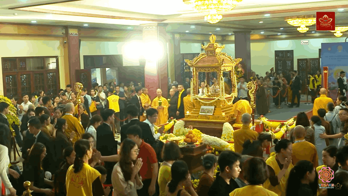 Bên trong Đại lễ Bên trong Đại lễ