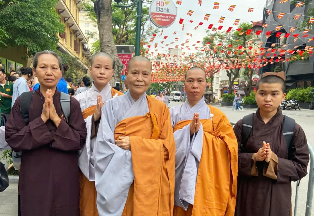 Đại lễ Vesak 2025 quy tụ rất nhiều Phật tử đến với chùa Quán Sứ.