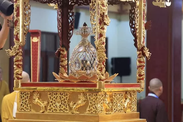 Dòng người xếp hàng thành kính chờ chiêm bái xá lợi Đức Phật tại chùa Quán Sứ Dòng người xếp hàng thành kính chờ chiêm bái xá lợi Đức Phật tại chùa Quán Sứ