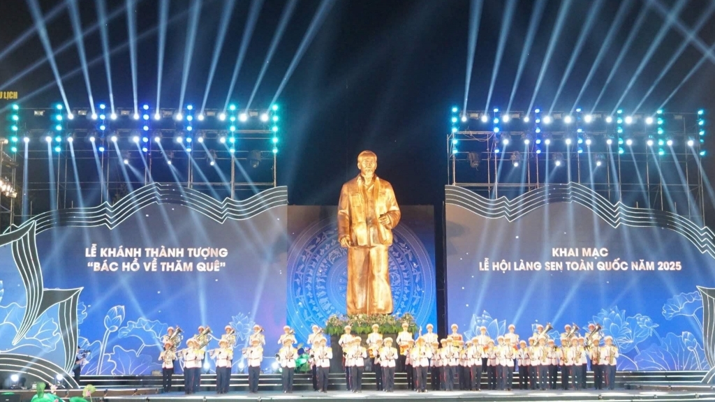 Nghệ An long trọng khai mạc Lễ hội Làng Sen 2025