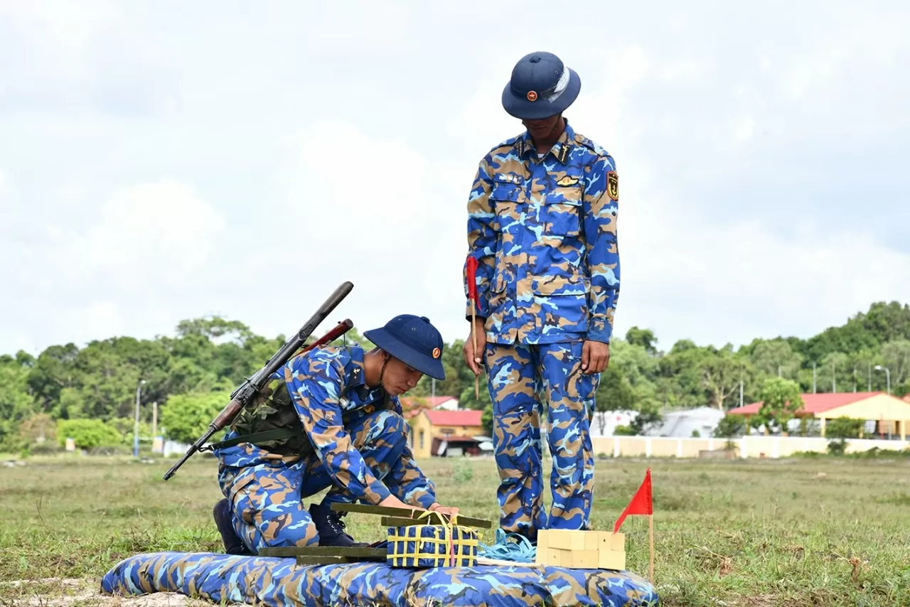 Chiến sĩ mới Bộ Tư lệnh Vùng 5 Hải quân thực hành “3 tiếng nổ”