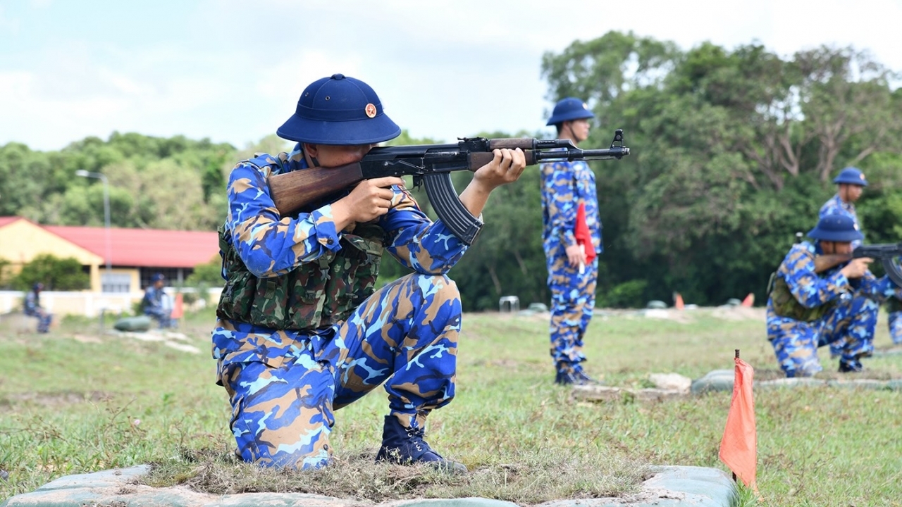 Chiến sĩ mới Bộ Tư lệnh Vùng 5 Hải quân thực hành '3 tiếng nổ'