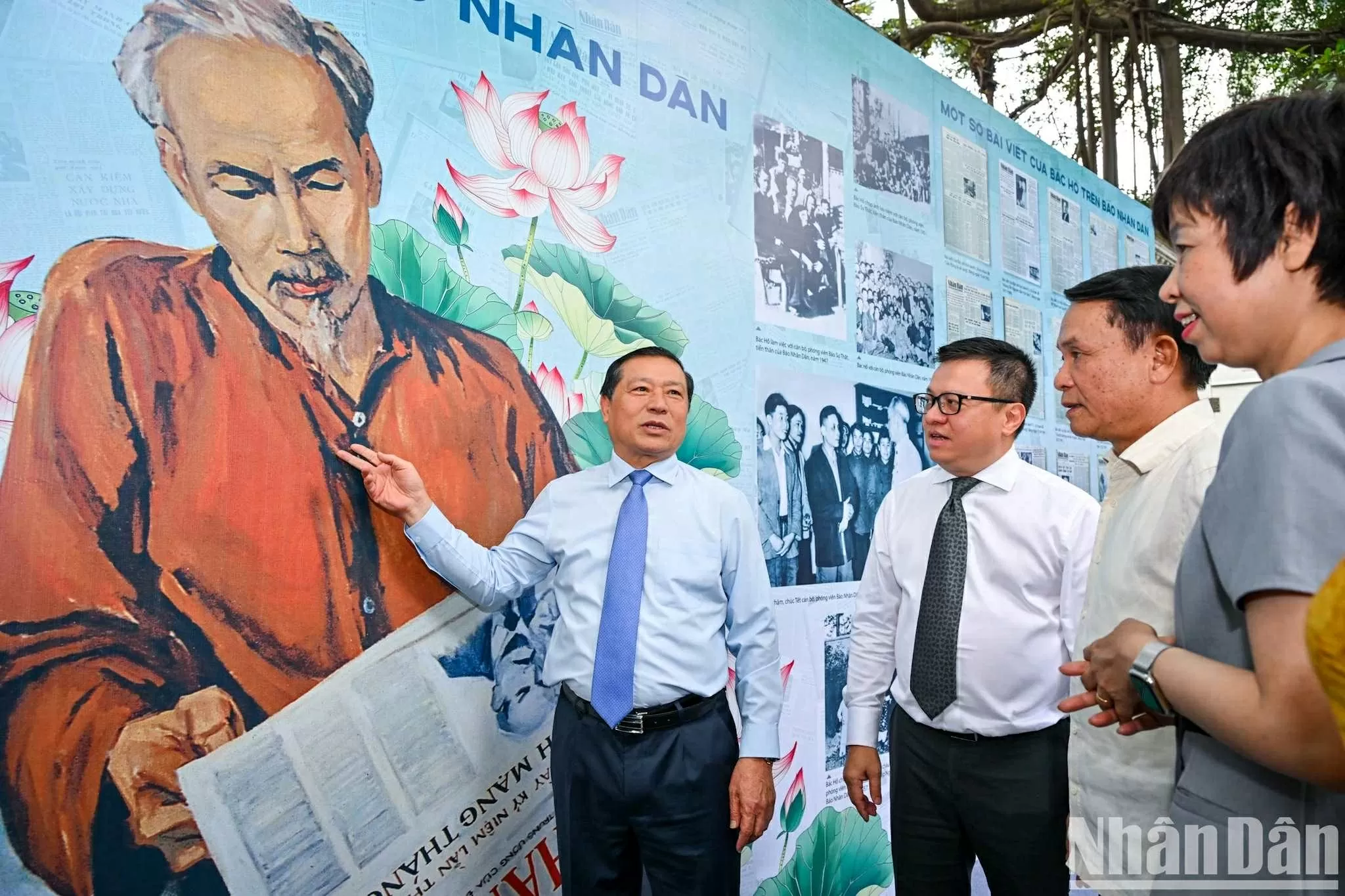 Khai mạc triển lãm và ra mắt ấn phẩm đặc biệt kỷ niệm 135 năm Ngày sinh Chủ tịch Hồ Chí Minh