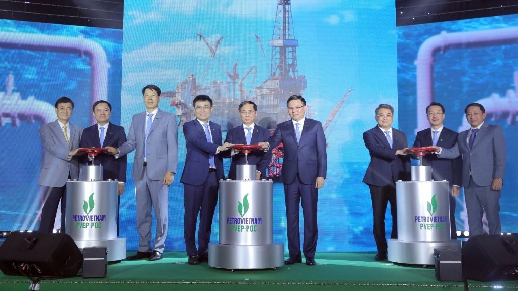 Phó Thủ tướng Bùi Thanh Sơn dự Lễ đón dòng dầu đầu tiên của Dự án phát triển mỏ Đại Hùng giai đoạn 3, Lô 05-1(a)