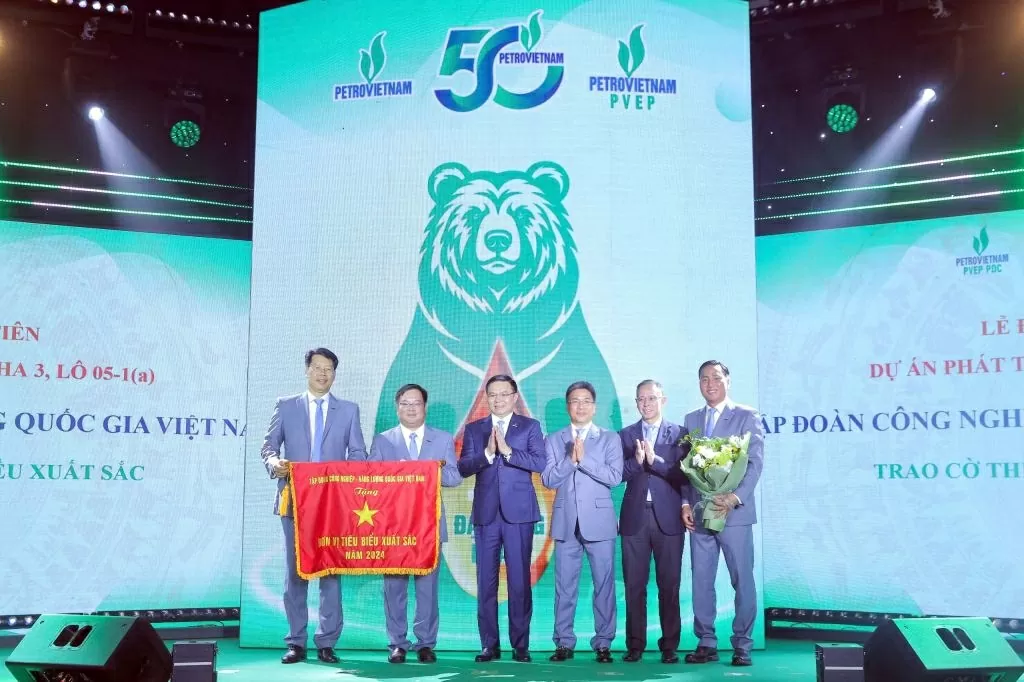 Phó Thủ tướng Bùi Thanh Sơn dự Lễ đón dòng dầu đầu tiên của Dự án phát triển mỏ Đại Hùng giai đoạn 3, Lô 05-1(a) Phó Thủ tướng Bùi Thanh Sơn dự Lễ đón dòng dầu đầu tiên của Dự án phát triển mỏ Đại Hùng giai đoạn 3, Lô 05-1(a)