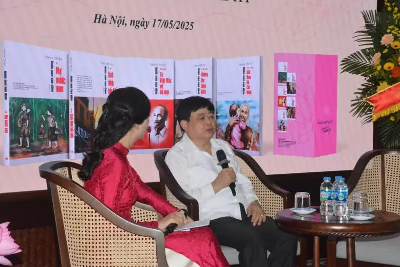 Phó Giáo sư-Tiến sỹ-nhà văn Nguyễn Thế Kỷ chia sẻ về tác phẩm. (Ảnh: Hoàng Hoàng/Vietnam+)