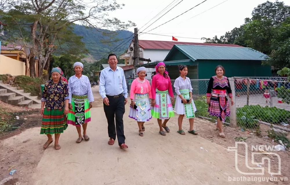 Tuyến đường bê tông ở xóm người Mông Lân Quan, xã Tân Long (Đồng Hỷ) được đầu tư xây dựng, tạo điều kiện thuận lợi trong việc đi lại, thông thương hàng hóa của bà con nhân dân.