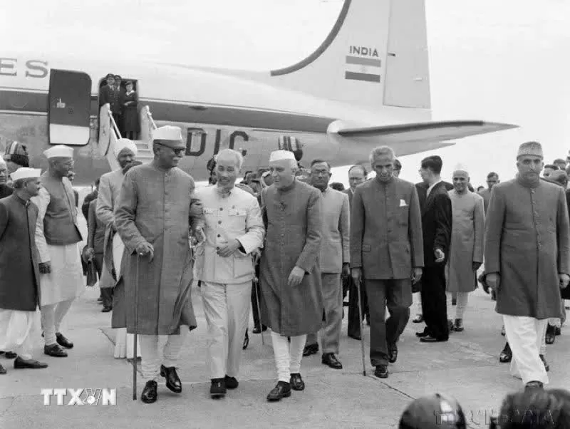 Tổng thống Prasat và Thủ tướng Jawaharlal Nehru ra sân bay New Delhi đón Chủ tịch Hồ Chí Minh thăm hữu nghị Ấn Độ từ ngày 5-14/2/1958. (Ảnh: Tư liệu TTXVN) Tổng thống Prasat và Thủ tướng Jawaharlal Nehru ra sân bay New Delhi đón Chủ tịch Hồ Chí Minh thăm hữu nghị Ấn Độ từ ngày 5-14/2/1958. (Ảnh: Tư liệu TTXVN)
