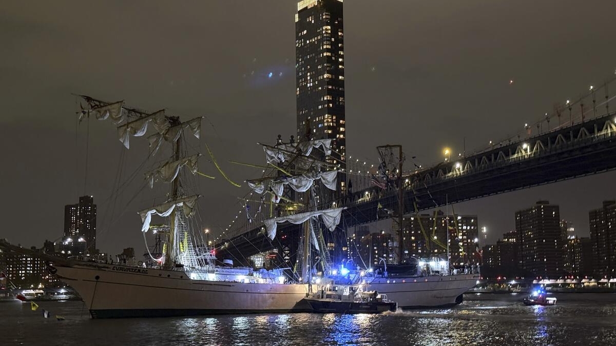 Tàu hải quân Mexico đâm vào cầu Brooklyn của Mỹ, 19 người bị thương