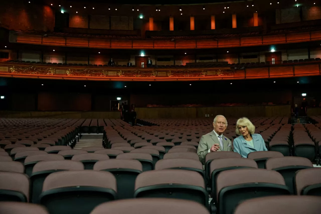 Quốc vương Charles và Hoàng hậu Camilla của Anh theo dõi một buổi diễn tập của các học sinh địa phương tại Bradford Live, nhằm chào mừng năm Bradford được công nhận là Thành phố Văn hóa, ngày 15/5. (Nguồn: Reuters)