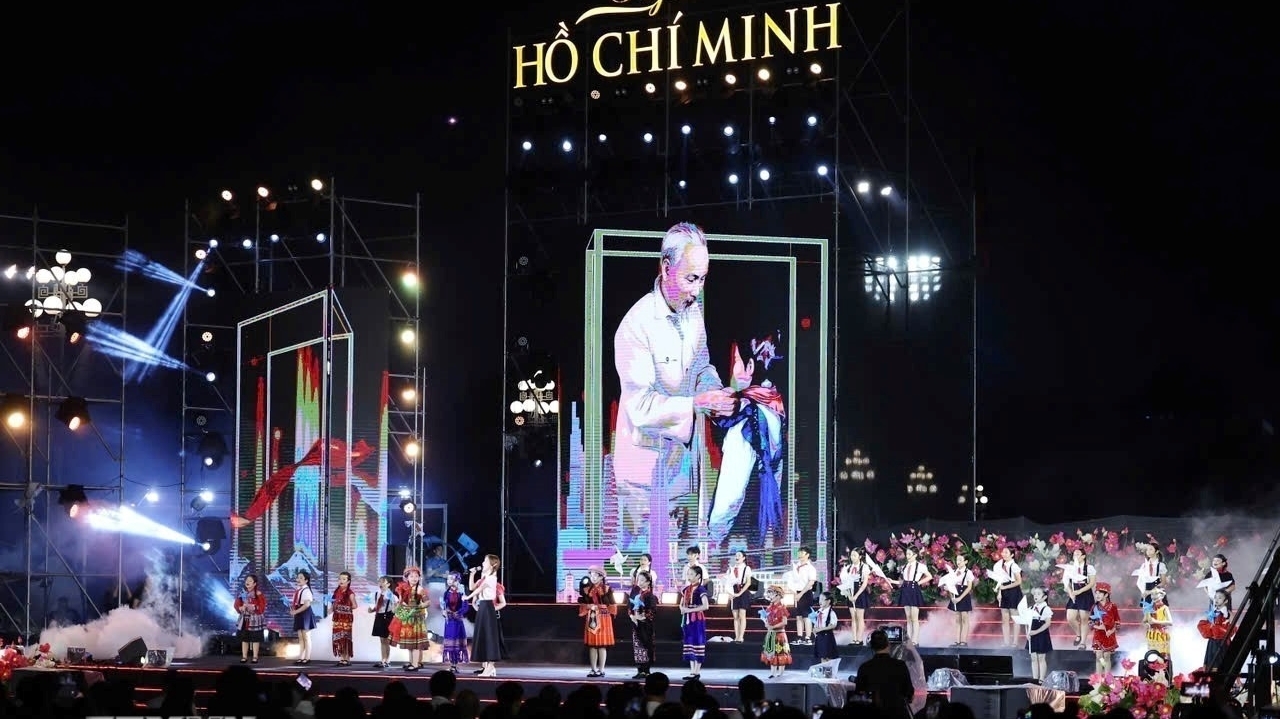Chương trình nghệ thuật 'Người là Hồ Chí Minh' giữa quảng trường Ba Đình
