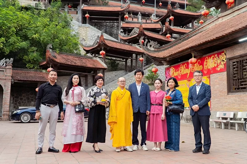 Đại đức Thích Minh Không cùng các doanh nhân và đối tác quốc tế tham dự lễ dâng hương tại chùa Non Nước, Sóc Sơn, Hà Nội. Đại đức Thích Minh Không cùng các doanh nhân và đối tác quốc tế tham dự lễ dâng hương tại chùa Non Nước, Sóc Sơn, Hà Nội.