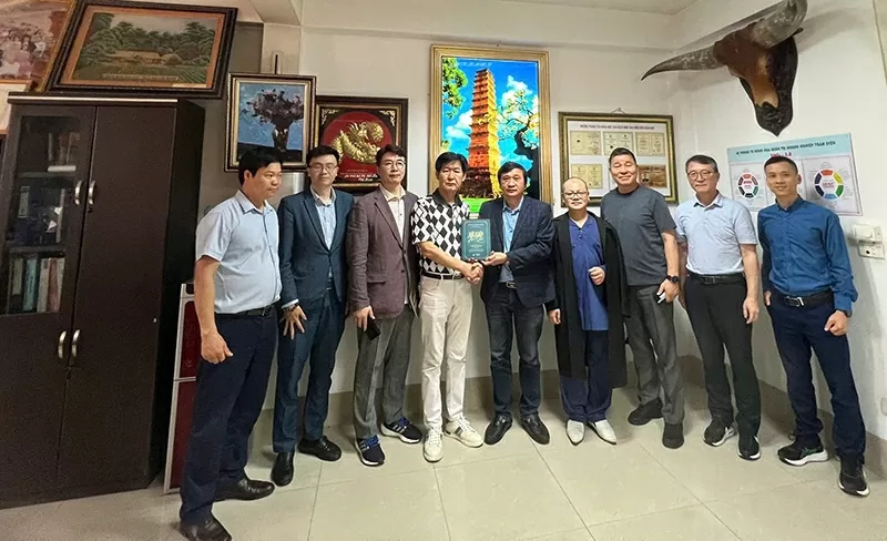 Đại đức Thích Minh Không cùng đoàn doanh nhân, đối tác nước ngoài tới thăm văn phòng làm việc của GS.TS. Đinh Văn Hiến - Chủ tịch VINEN để bàn về lễ ký kết hợp tác thương mại thúc đẩy kinh tế đất nước. Đại đức Thích Minh Không cùng đoàn doanh nhân, đối tác nước ngoài tới thăm văn phòng làm việc của GS.TS. Đinh Văn Hiến - Chủ tịch VINEN để bàn về lễ ký kết hợp tác thương mại thúc đẩy kinh tế đất nước.