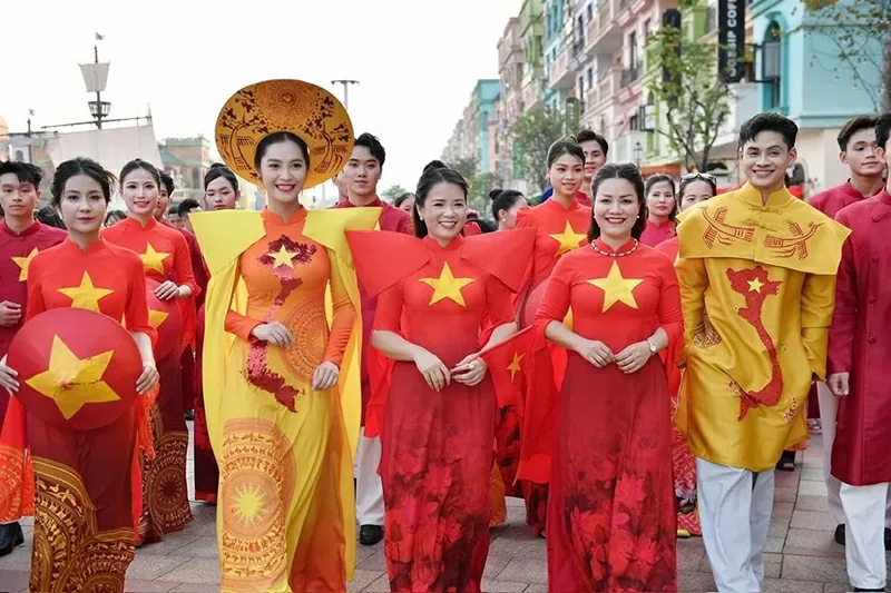 Đông Phương Art phối hợp cùng Câu lạc bộ Văn hóa Áo dài Việt Nam diễu hành trong chương trình “Việt Nam tôi đó” nhân dịp kỷ niệm Ngày Giải phóng miền Nam, thống nhất đất nước 30/4/2025.