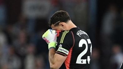 Man Utd tranh thủ môn Emi Martinez với Barca