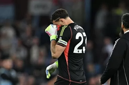 Man Utd tranh thủ môn Emi Martinez với Barca