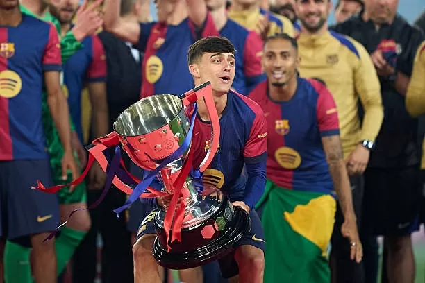 Yamal và em trai nổi bật trong lễ ăn mừng của Barca Yamal và em trai nổi bật trong lễ ăn mừng của Barca