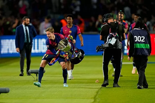 Yamal và em trai nổi bật trong lễ ăn mừng của Barca Yamal và em trai nổi bật trong lễ ăn mừng của Barca