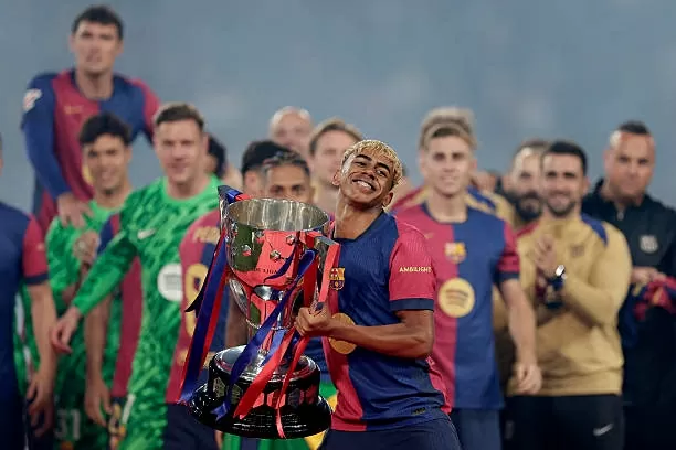 Yamal và em trai nổi bật trong lễ ăn mừng của Barca Yamal và em trai nổi bật trong lễ ăn mừng của Barca