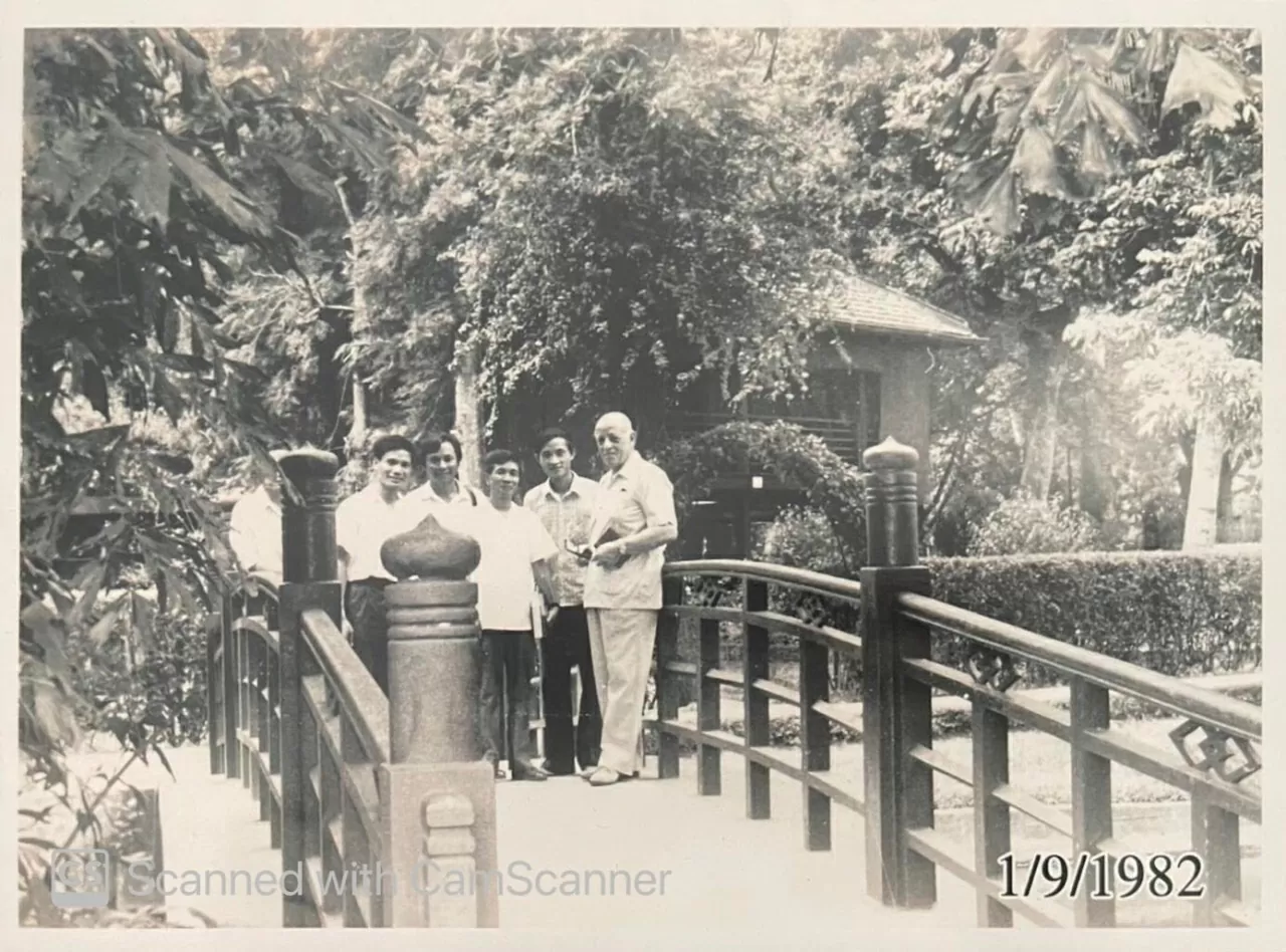 Chuyện về người bạn Mỹ trở lại thăm viếng Bác Hồ Chuyện về người bạn Mỹ trở lại thăm viếng Bác Hồ