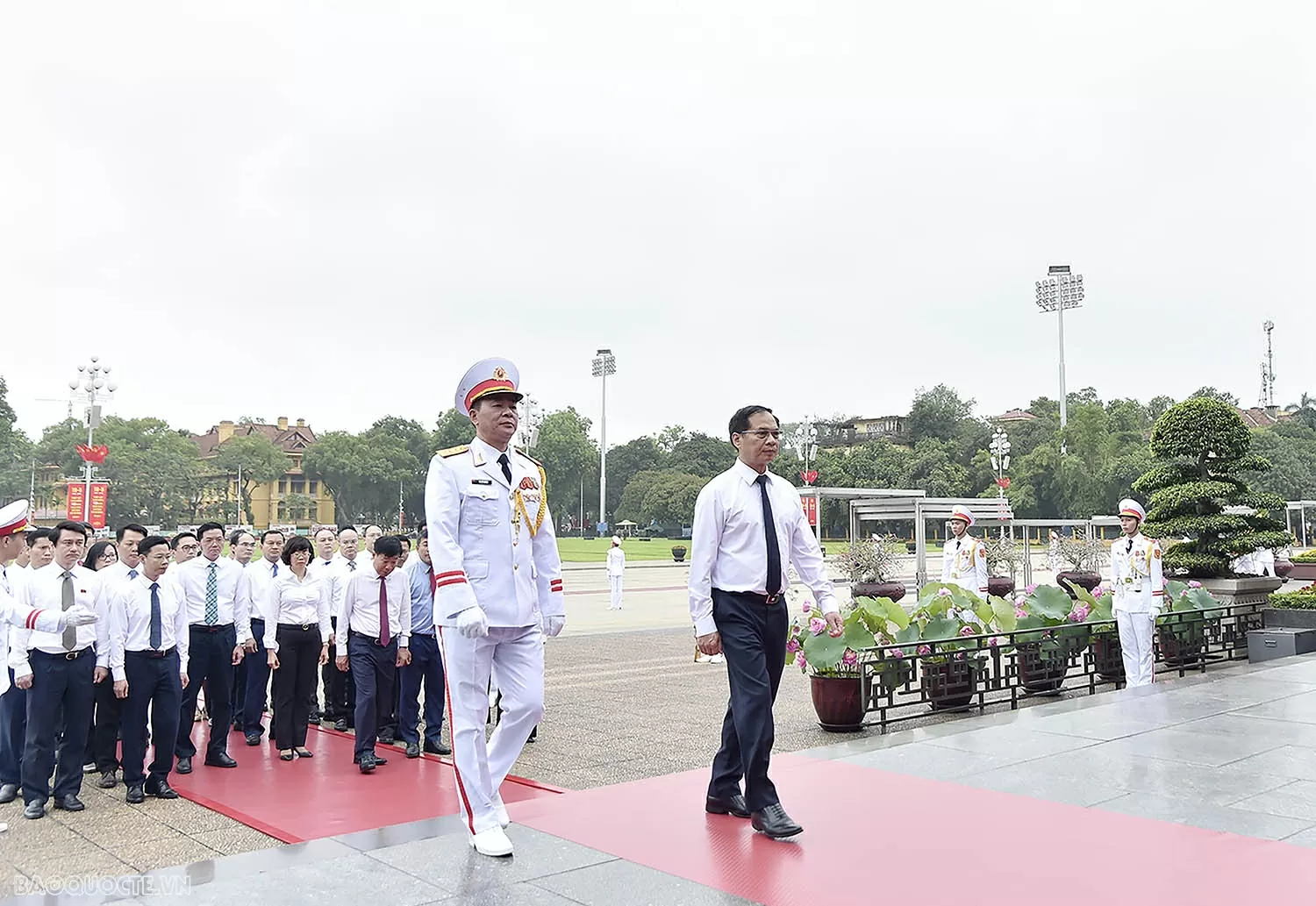 Đoàn Bộ Ngoại giao vào Lăng viếng Chủ tịch Hồ Chí Minh nhân kỷ niệm 135 năm Ngày sinh của Người