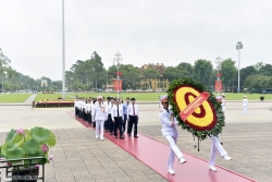 Đoàn Bộ Ngoại giao vào Lăng viếng Chủ tịch Hồ Chí Minh nhân kỷ niệm 135 năm ngày sinh của Người