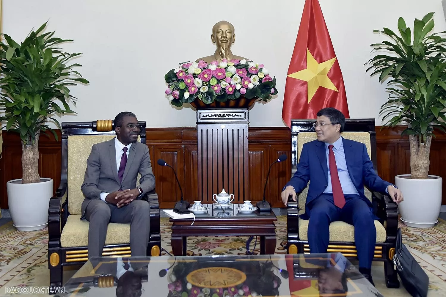 Thúc đẩy hợp tác giữa Việt Nam và Unesco trong bảo tồn và phát huy giá trị di sản Phó Thủ tướng, Bộ trưởng Ngoại giao Bùi Thanh Sơn tiếp Giám đốc Trung tâm Di sản thế giới của UNESCO