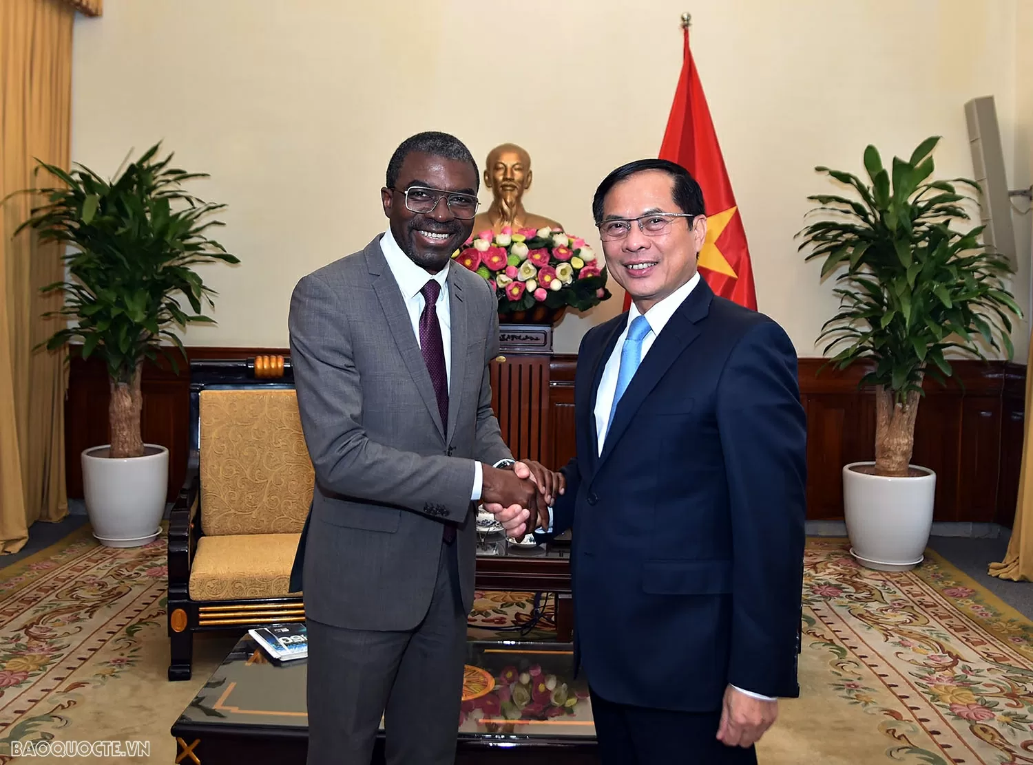 Thúc đẩy hợp tác giữa Việt Nam và Unesco trong bảo tồn và phát huy giá trị di sản Phó Thủ tướng, Bộ trưởng Ngoại giao Bùi Thanh Sơn tiếp Giám đốc Trung tâm Di sản thế giới của UNESCO