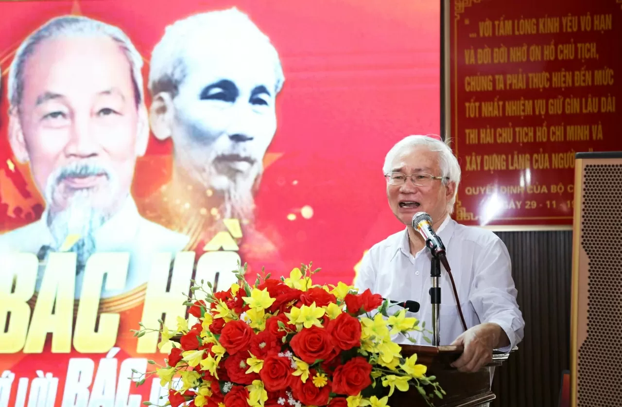 GS TS. Mạch Quang Thắng chia sẻ những câu chuyện của Bác cho các cán bộ, nhân viên Ngoại giao. (Ảnh: Thành Long) GS TS. Mạch Quang Thắng chia sẻ những câu chuyện của Bác cho các cán bộ, nhân viên Ngoại giao. (Ảnh: Thành Long)