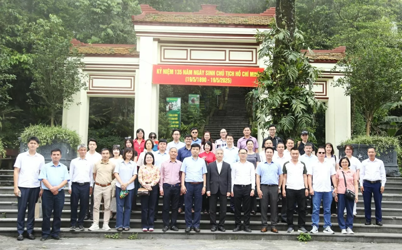 Đoàn Bộ Ngoại giao chụp ảnh lưu niệm tại Đền thờ Bác Hồ. (Ảnh: Thành Long)