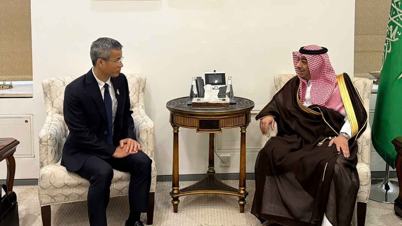 Đại sứ Hoàng Hữu Anh trình bản sao Thư ủy nhiệm lên lãnh đạo Bộ Ngoại giao Saudi Arabia